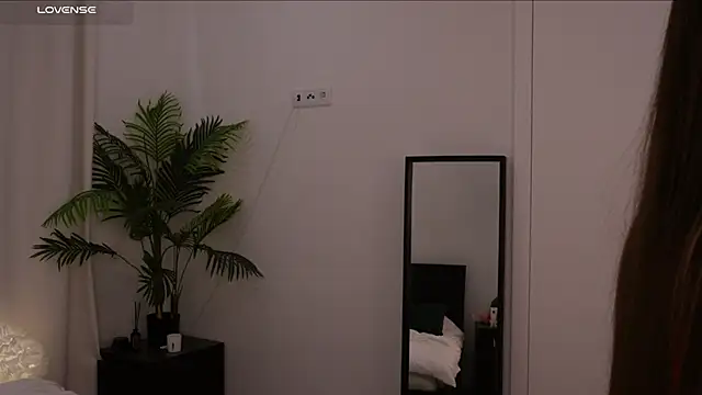 Lilly Colins online show from January 19, 2025, 9:34 pm