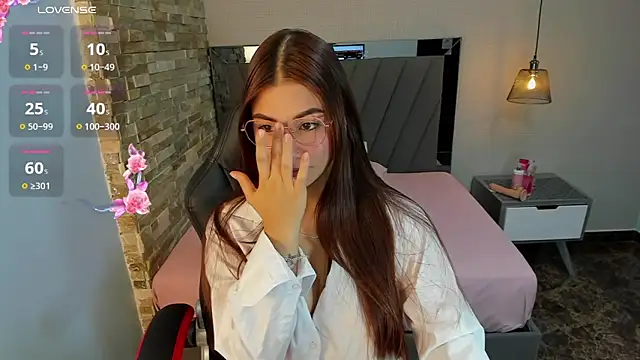 LIANEUMANN online show from December 7, 2024, 7:32 pm