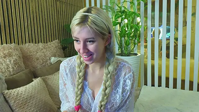 Snapshot of -Violetttttka chatting on September 9, 2025, 9:36 pm -Violetttttka online show from September 9, 2025, 9:36 pm