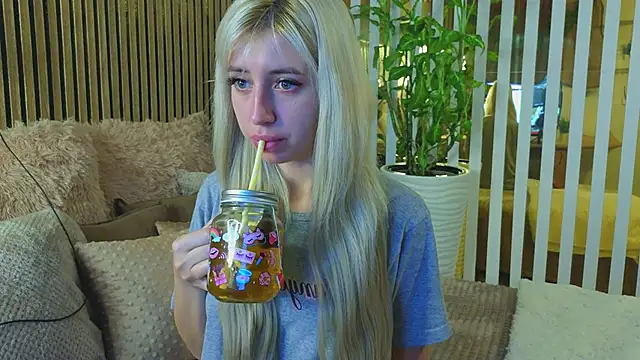 Snapshot of -Violetttttka chatting on September 11, 2025, 8:42 pm -Violetttttka online show from September 11, 2025, 8:42 pm
