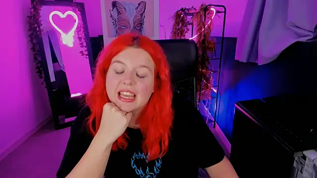 NielletaBlossom online show from December 9, 2024, 8:22 am