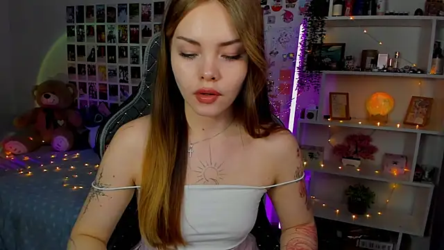 Snapshot of AkiraKatsu chatting on September 29, 2025, 12:21 pm AkiraKatsu online show from September 29, 2025, 12:21 pm