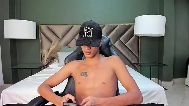 Tyler Rodriguez online show from March 7, 2025, 4:02 am