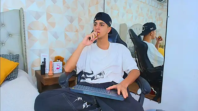 Tyler Rodriguez online show from September 11, 2025, 9:59 pm