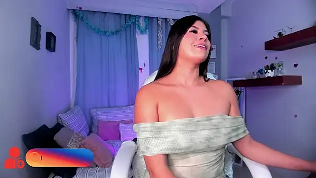 Snapshot of MiaDlucca chatting on October 17, 2025, 9:39 pm MiaDlucca online show from October 17, 2025, 9:39 pm