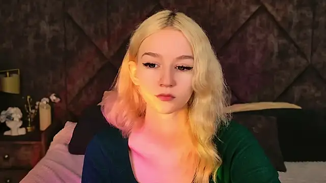 NaomiLoys online show from November 8, 2025, 10:37 am