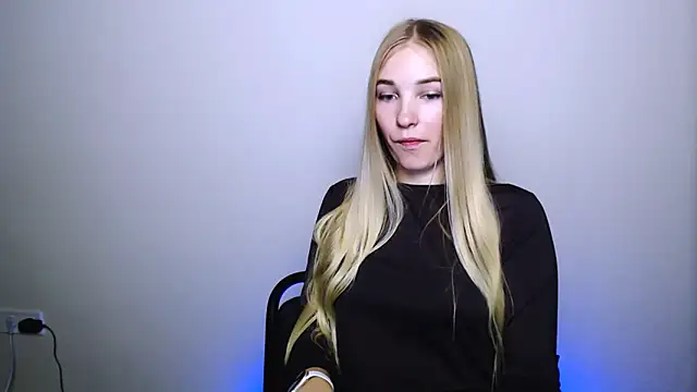 Snapshot of Queen_ofLove chatting on November 6, 2025, 10:43 pm Queen ofLove online show from November 6, 2025, 10:43 pm