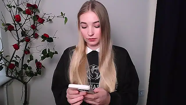 Snapshot of Queen_ofLove chatting on November 14, 2025, 2:16 pm Queen ofLove online show from November 14, 2025, 2:16 pm