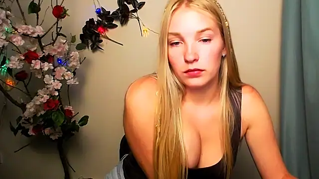 Snapshot of Queen_ofLove chatting on June 10, 2026, 7:24 pm Queen ofLove online show from June 10, 2026, 7:24 pm