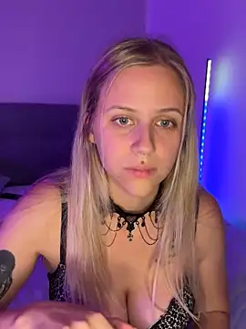 lunawolf21 online show from October 1, 2025, 7:42 pm