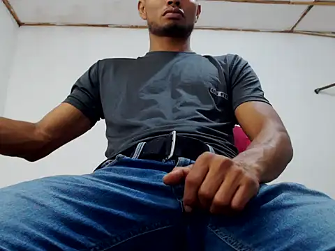 Snapshot of fernandez_latinblackk chatting on January 5, 2025, 1:24 am fernandez latinblackk online show from January 5, 2025, 1:24 am