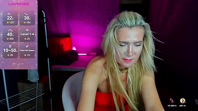 Snapshot of Luna__Lewis chatting on December 4, 2024, 8:23 am Luna  Lewis online show from December 4, 2024, 8:23 am