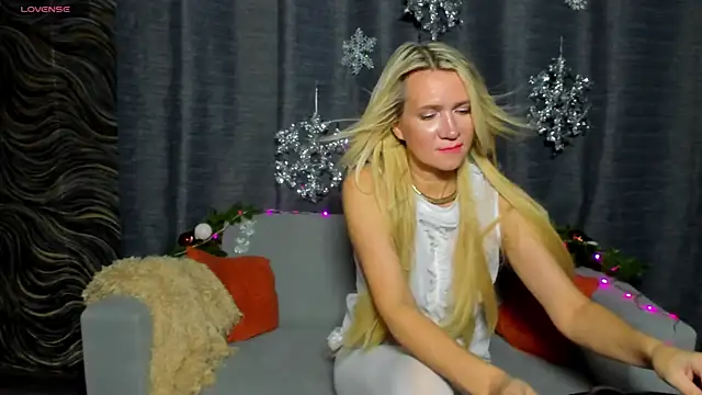 Snapshot of Luna__Lewis chatting on December 18, 2024, 1:56 pm Luna  Lewis online show from December 18, 2024, 1:56 pm