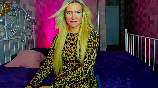 Snapshot of Luna__Lewis chatting on January 8, 2025, 11:10 am Luna  Lewis online show from January 8, 2025, 11:10 am