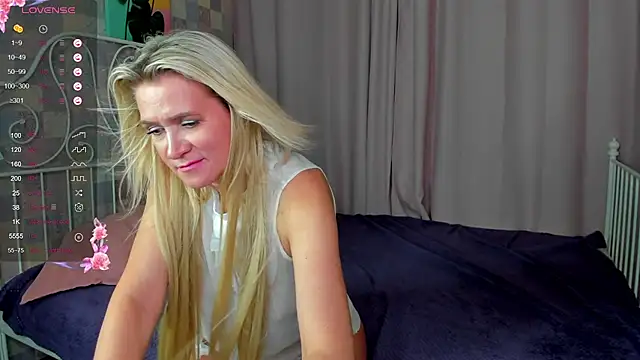Snapshot of Luna__Lewis chatting on March 21, 2025, 11:33 am Luna  Lewis online show from March 21, 2025, 11:33 am