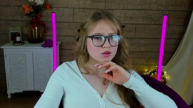 SelinSwarovski online show from March 9, 2025, 1:35 am