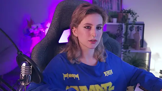 LuxRayi online show from December 8, 2024, 7:11 pm