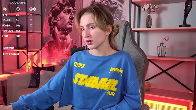 LuxRayi online show from December 3, 2025, 2:41 am