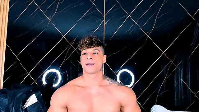 Snapshot of Owen_Muzcle chatting on October 15, 2025, 5:24 pm Owen Muzcle online show from October 15, 2025, 5:24 pm