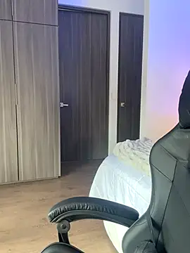 Snapshot of SophieRaily_ chatting on September 19, 2025, 7:58 pm SophieRaily  online show from September 19, 2025, 7:58 pm