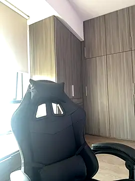 Snapshot of SophieRaily_ chatting on October 17, 2025, 7:05 pm SophieRaily  online show from October 17, 2025, 7:05 pm