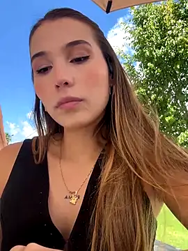 Snapshot of SophieRaily_ chatting on October 22, 2025, 6:07 pm SophieRaily  online show from October 22, 2025, 6:07 pm