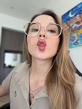 SophieRaily  online show from March 18, 2026, 10:02 pm