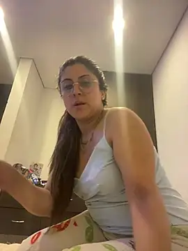 girl anni online show from January 31, 2025, 3:22 pm