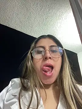 girl anni online show from October 7, 2025, 11:13 pm