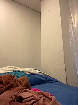 girl anni online show from October 21, 2025, 4:41 pm