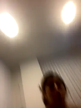 girl anni online show from November 9, 2025, 11:47 pm