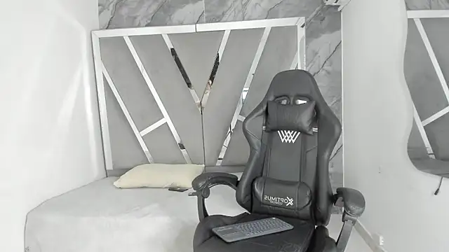 Snapshot of Mia_petite01 chatting on March 13, 2026, 8:48 pm Mia petite01 online show from March 13, 2026, 8:48 pm