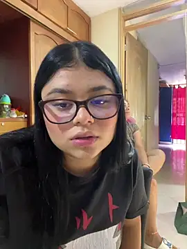 Snapshot of alissonfernandez_ chatting on October 18, 2025, 4:30 pm alissonfernandez  online show from October 18, 2025, 4:30 pm