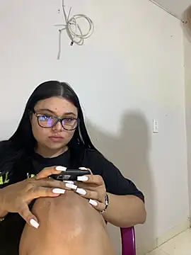 alissonfernandez  online show from April 26, 2026, 8:06 pm