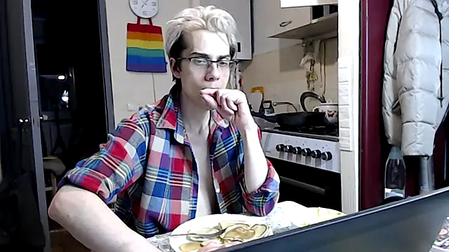 ShineMax18 online show from December 3, 2024, 3:11 pm