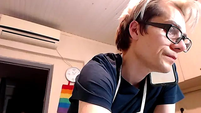 ShineMax18 online show from December 7, 2024, 7:10 pm