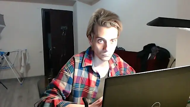 ShineMax18 online show from March 16, 2025, 4:34 pm