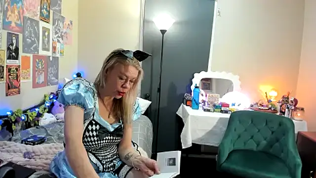YourMuseLily online show from December 14, 2024, 12:44 pm