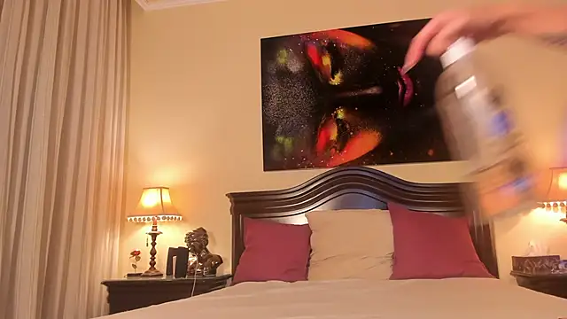 Snapshot of LunaMystyque chatting on March 19, 2026, 4:11 pm LunaMystyque online show from March 19, 2026, 4:11 pm