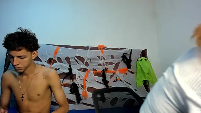 Snapshot of smiths_couple chatting on October 20, 2025, 1:22 pm smiths couple online show from October 20, 2025, 1:22 pm