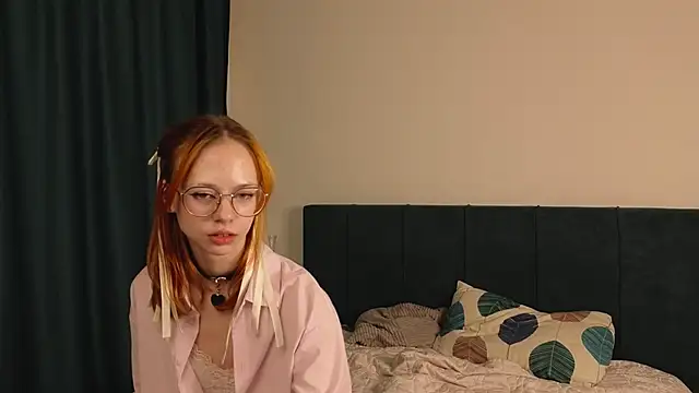 Snapshot of LynneByron chatting on December 10, 2024, 10:26 pm LynneByron online show from December 10, 2024, 10:26 pm