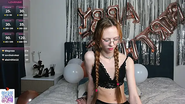 Snapshot of LynneByron chatting on March 9, 2025, 7:37 pm LynneByron online show from March 9, 2025, 7:37 pm