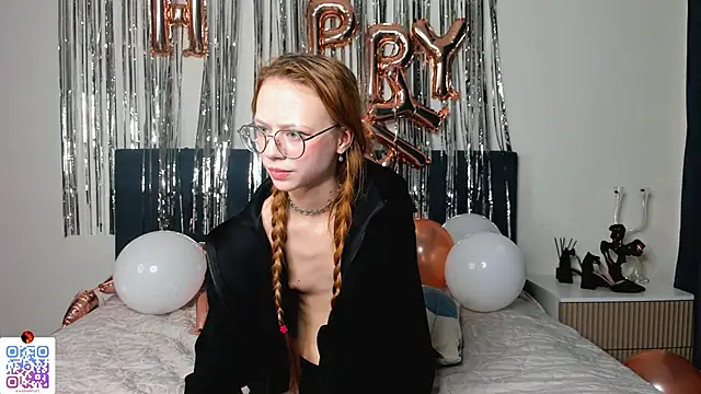 Snapshot of LynneByron chatting on March 9, 2025, 10:41 pm LynneByron online show from March 9, 2025, 10:41 pm