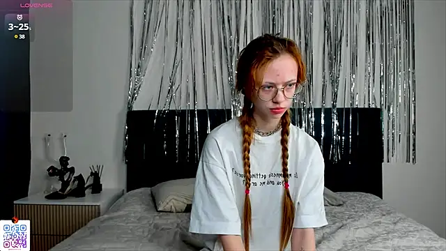 Snapshot of LynneByron chatting on March 11, 2025, 5:35 pm LynneByron online show from March 11, 2025, 5:35 pm