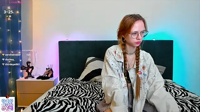 Snapshot of LynneByron chatting on March 16, 2025, 8:43 pm LynneByron online show from March 16, 2025, 8:43 pm