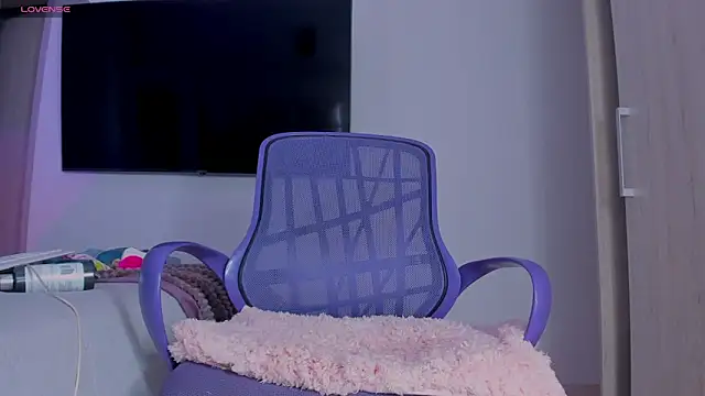licky lu online show from December 9, 2024, 7:39 am