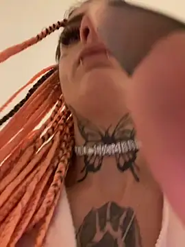 BlazyKitsune- online show from November 9, 2025, 10:52 pm