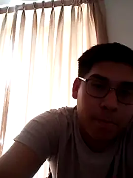 estudiante69 online show from November 26, 2025, 2:29 pm