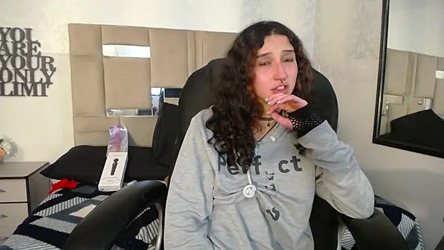 Queenjenn   online show from December 26, 2024, 4:47 pm