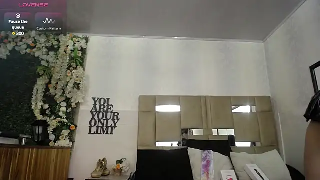 Queenjenn   online show from January 6, 2025, 3:19 pm